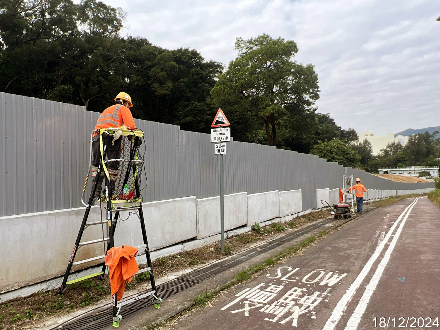 Perparation for the construction of reinforced slope wall