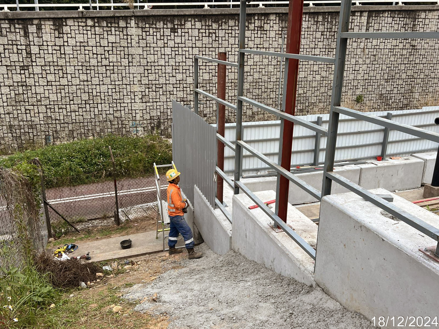 Perparation for the construction of reinforced slope wall